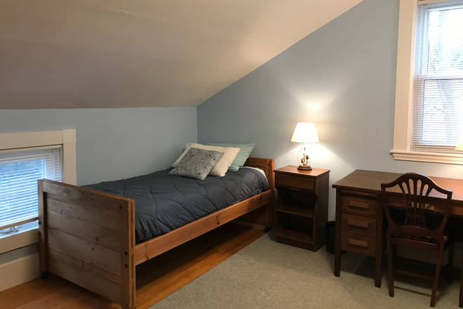 Blue Room - 3rd floor - HomeStay for Women - Short-term housing - Near BC Law - See Website - Rent by semester