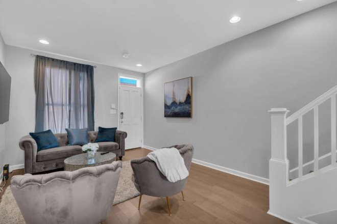 Living room - Walking Distance to Hopkins! Private bathroom! Townhome