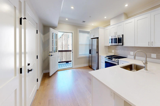 1 - NO FEE! Immaculate 3-Bed close to T, Washer/dryer in-unit.