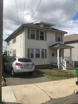 outside - No Fee! Tufts 3Bdrm & 4Bdrm or 7Bdrm 1/2 min walk to campus $1275 per person 6/1/26