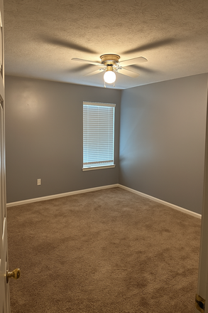 Bedroom for Rent - Oak Grove Student Rental | Female Applicants Only | Utilities Included Townhome