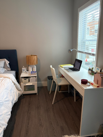 Bedroom Desk - Bedroom in newly renovated townhouse near Johns Hopkins Homewood Campus