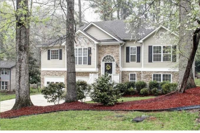 Outside look - Rooms/House for rent , less than 5 miles to KSU and Town Center mall ,walmart and all other shops