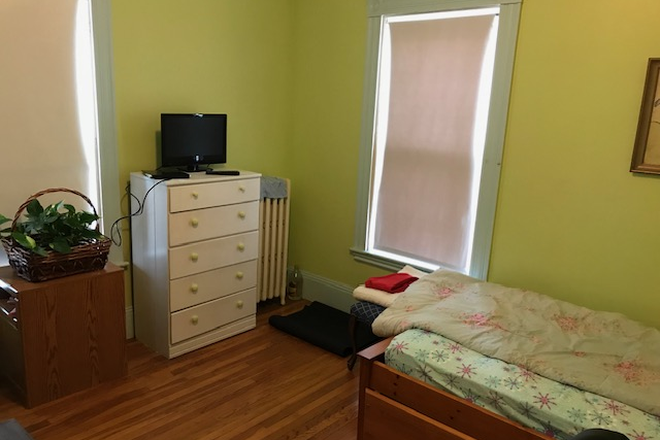 Bedroom - Comfortable room in Davis Square House