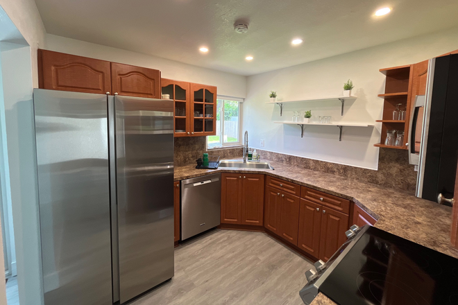 Cute fully equipped kitchen! - 1Bedroom in a Cozy 4Bed/2Bath House -- 4 Blocks from Campus (Girls Only Please)