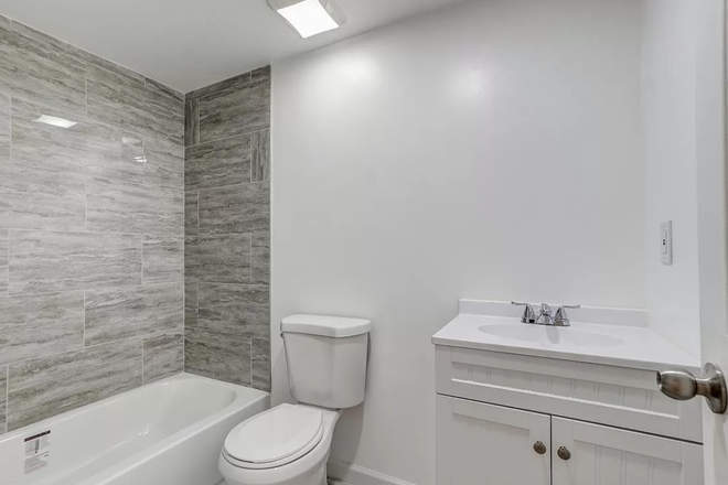 Bathroom - Private 1 Bedroom 1 Bath Close to campus available Jan 1 House