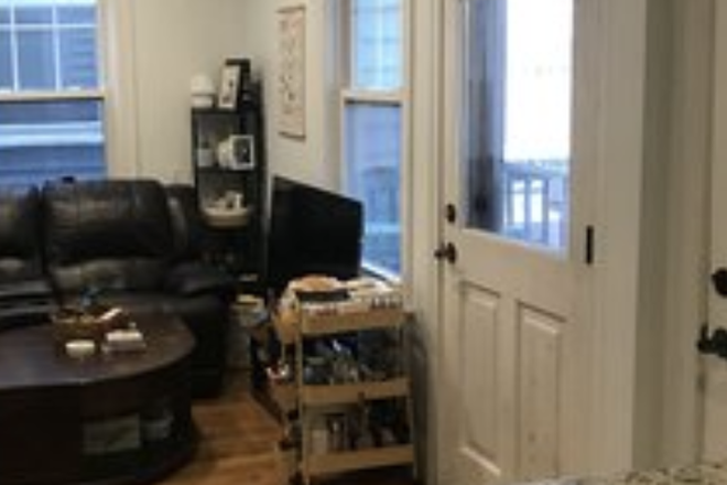 living - RENOVATED 4 BED/2 BATH, NO BROKER FEE, AVAIL 9/1/26!! Apartments