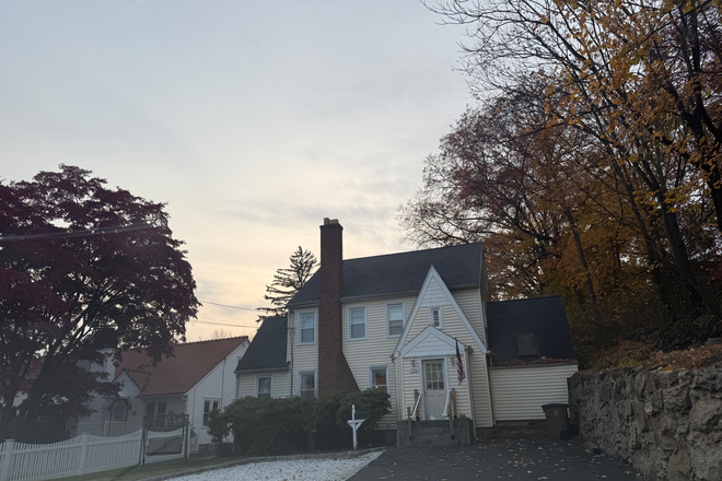 House front and driveway - Large bedroom close to UCONN Campus in Stamford Townhome