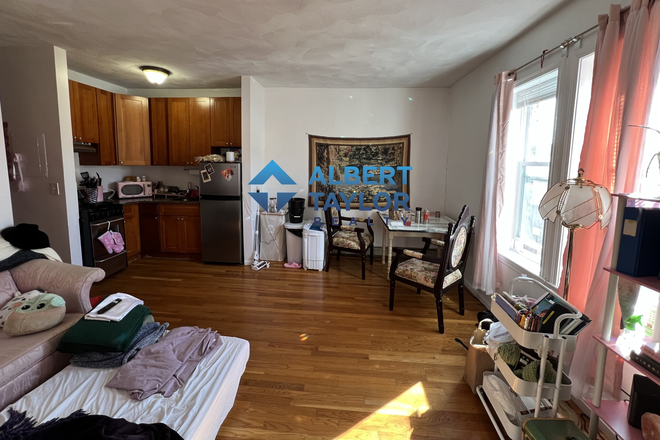 Living Area - Large, Private 1 Bedroom - Steps to Campus