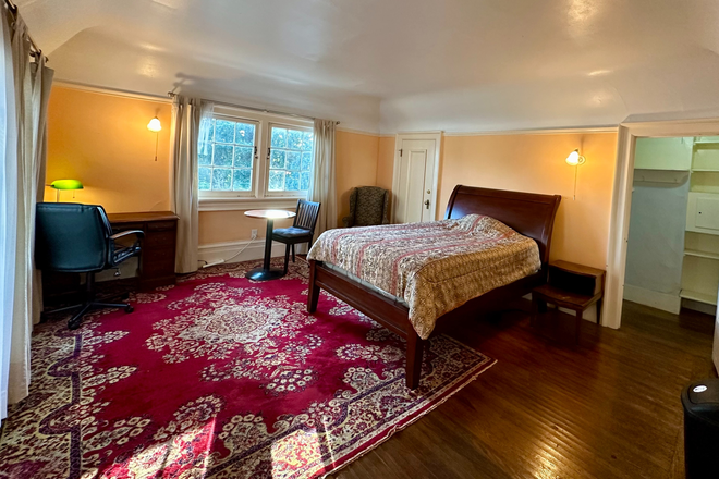 Private Single Fully Furnished Bedroom full size bed. - PRIVATE SINGLE OCCUPANCY ROOM FULLY FURNISHED ALL UTILITIES INCLUDED-5 Blocks to UCB on College Ave
