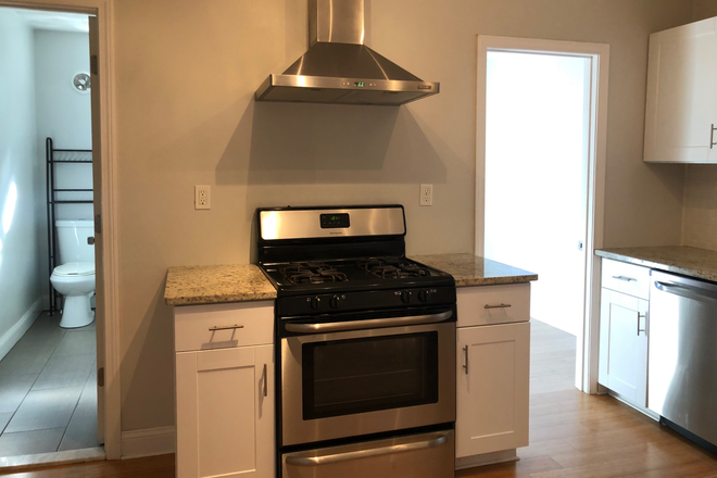 Kitchen - 2 Bedroom apt over the bridge in EP, 1st floor, 2 parking spots, all hardwoods