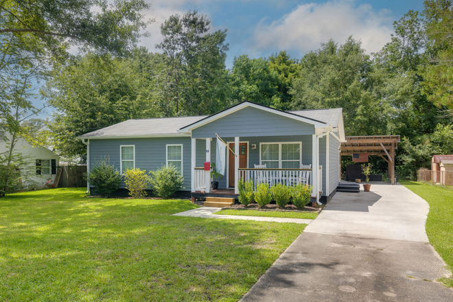 Front - 3BR/2BA Home, 7 Minutes from MUSC, 1 mile from Whole Foods