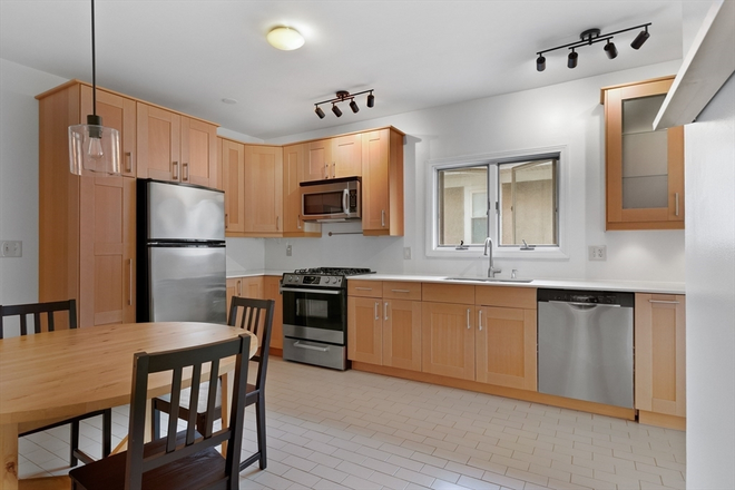 Eat-in Kitchen - Must See: Bedrooms in a Gorgeous Updated Apartment (6bed2bath) in the Desireable Hillside Tufts