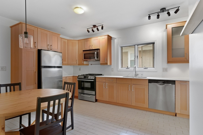 Eat-in Kitchen - Must See: Large bedrooms in an updated gorgeous 6-BR apartment the Sought-after Tufts Neighborhood
