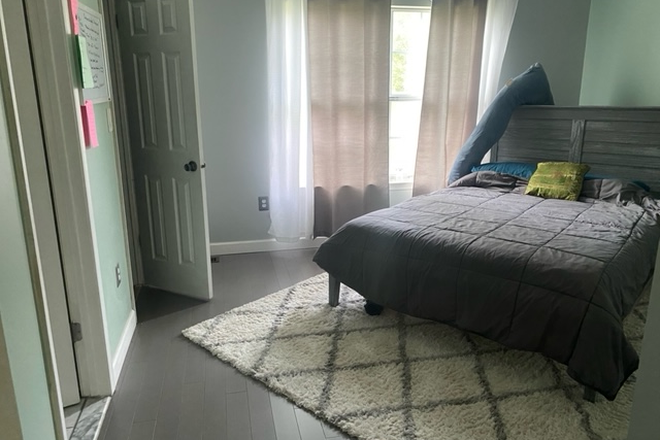 Primary bedroom-queen size bed - Furnished room w/private bath for male-Townsend Ct-Franklin Twp Townhome