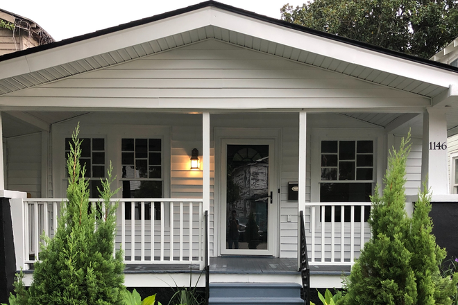 Front Porch - 2br, 1 bath Cottage on Upper King Street