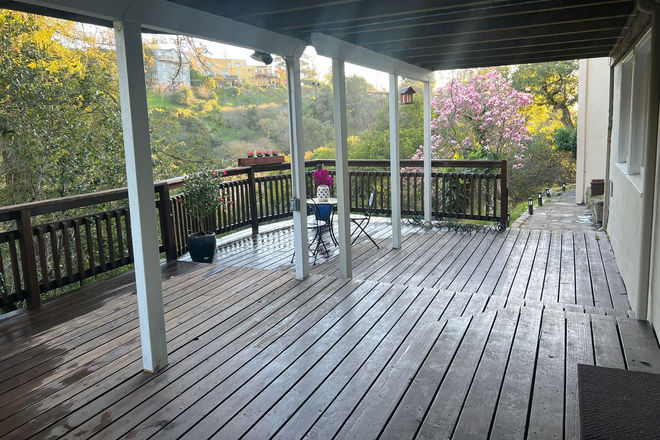 Private Deck Entry - Entire Lower Floor Housemate Wanted