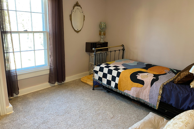 Bedroom - Furnished room for short term only-Vandeventer Ave-Princeton Rental