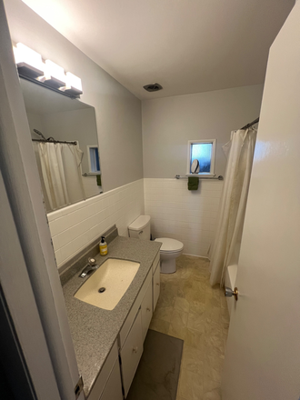 Bathroom - Awesome house! Focused, Clean, Communication :)