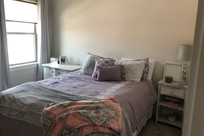 Bedroom - (1) Private Room for Rent - All Inclusive - Flexible Terms Townhome