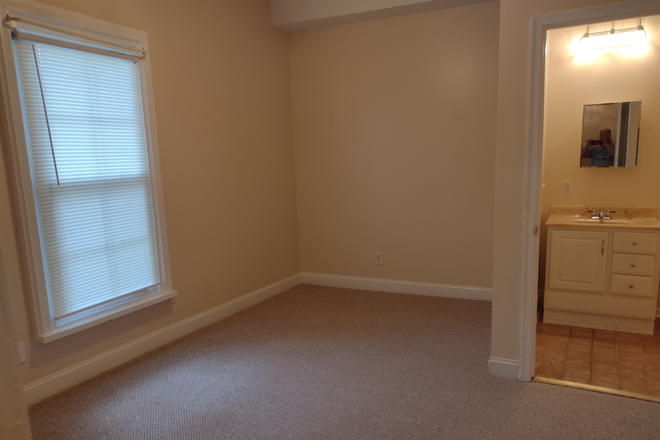 Bedroom 1 - Master Bedroom, $750/mo - 1 Female VCU Student Needed for MASTER BEDROOM in 3-Bedroom Apartment,  FREE Off-Street Parking