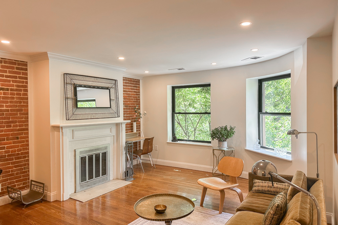 Living Room - Large 1 Bedroom on Gainsborough Street with in unit washer/dryer