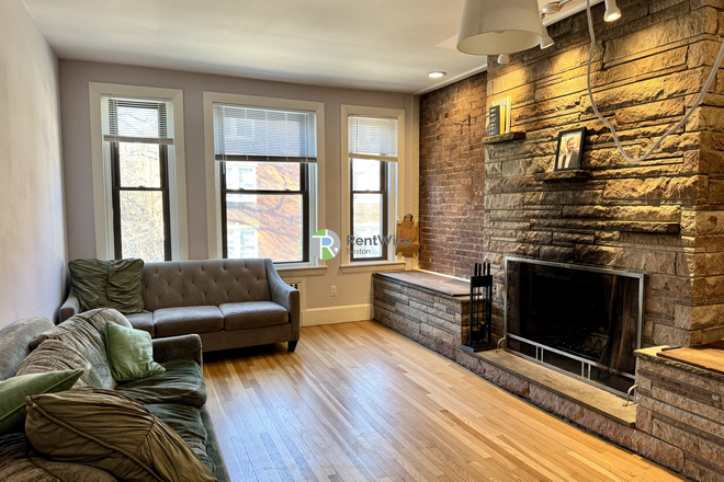 1 - Spacious 4 Bed / 2 Bath in Brookline – 9/1 – Heat & Hot Water Included