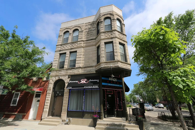 corner greystone - Top-floor 3BR in classic Taylor Street greystone — in-unit W/D, central A/C Apartments