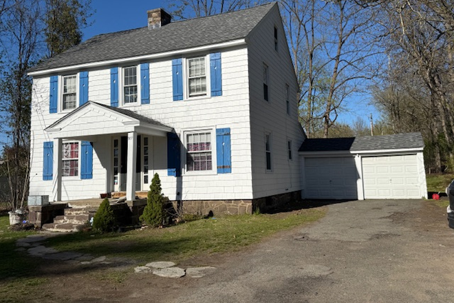 Exterior front - 977 N. Pleasant 3-Bd House Campus Area