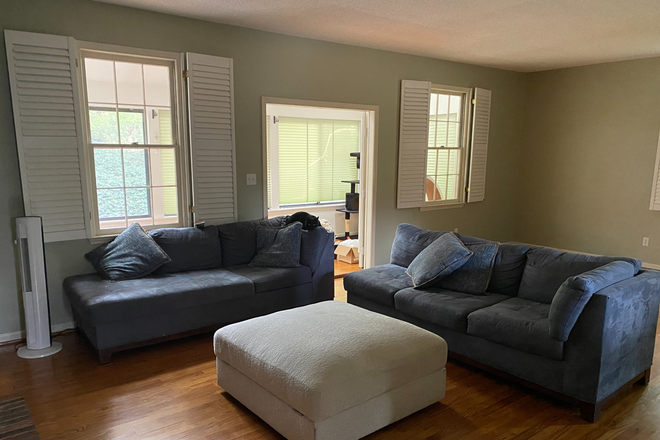 Living Room - 3br 3.5br Townhome 8 Minutes from Central Grounds