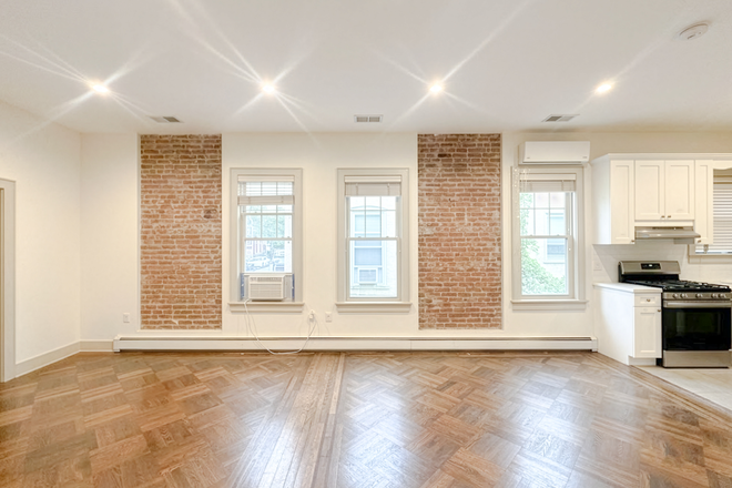 Living room - Ridgewood high ceilings top floor! Only one other unit in the building! Rarely available! Duplex