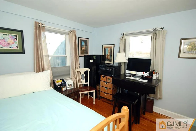 An old photo of the bedroom that would be all yours! - Room in shared apt-North Main St-Cranbury