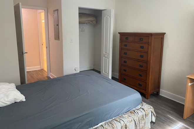 3 - 1 bedroom 1 bath Close to Campus Apartments