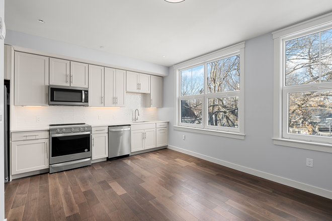 living room - Sunny Brookline modern studio + den for 8/1 - NO FEE!