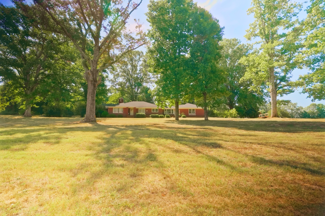 Front Yard - Charming Ranch 15 minutes from Campus House