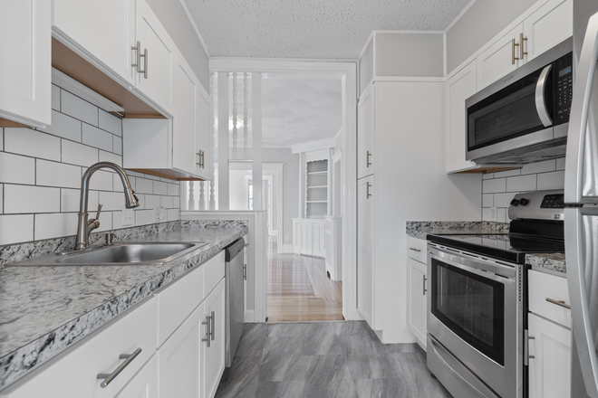 . - **NO BROKERS FEE!!** Renovated 7 Bed/2 Bath near campus available 6/1/27!! Apartments
