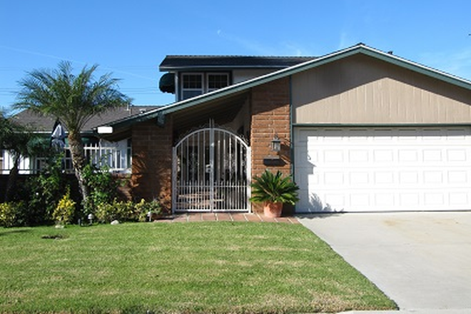 Gated  court yard entry - 1 Bedroom  in a single family home quiet culdesac