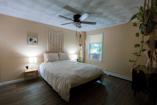 Bedroom - Cute quiet one bedroom apt minutes to campus