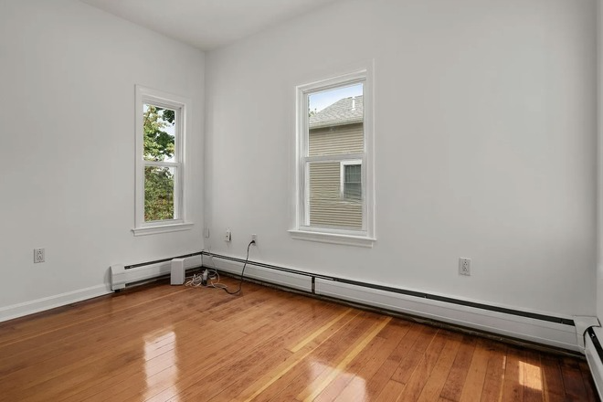 Bedroom - 1 bedroom, 1 min walk to campus, big yard