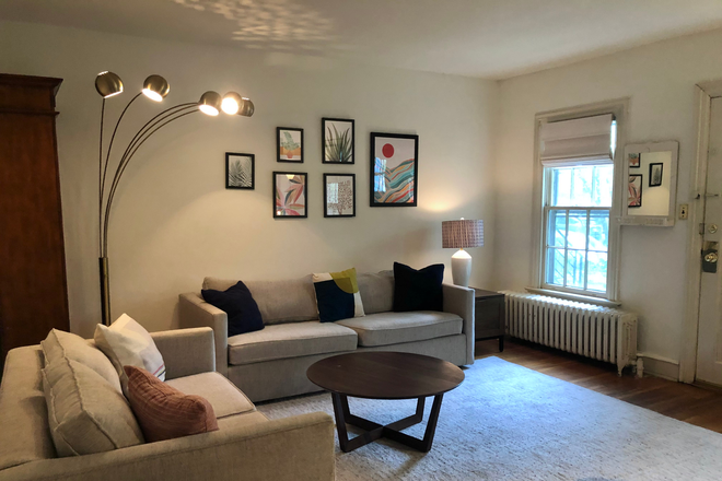 Living Room - Fully Furnished Townhouse - Close to Campus - 2027-2028 - CAC - 2 Parking Spaces