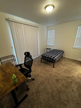 Master Bedroom - Bellevue Ranch, 3.5 mi. from UC Merced campus, walking distance to Cat Track bus stop. House