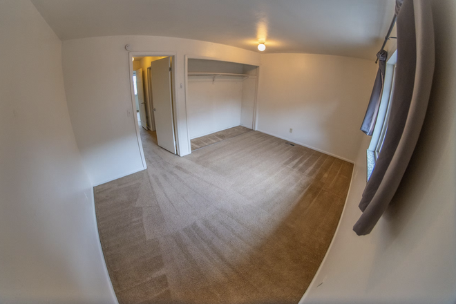 Bedroom for sublease - Varsity Townhomes