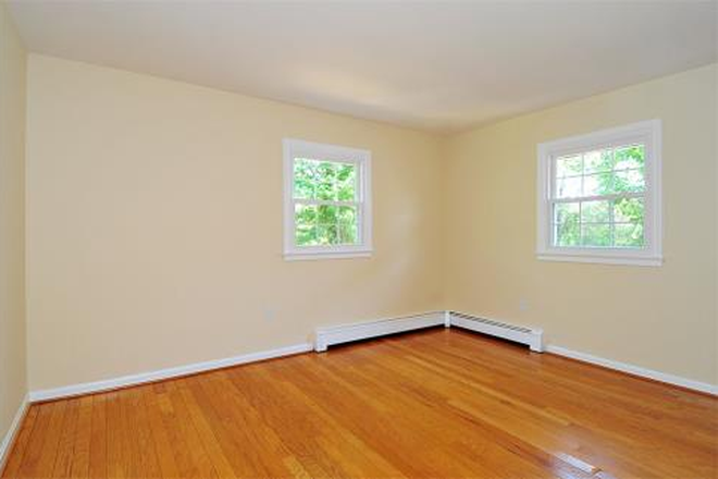 Bedroom - 3 large bedrooms in house close to campus with garage