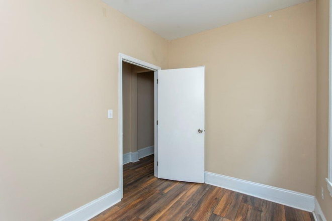 room - 6 Bedroom House Steps From Campus