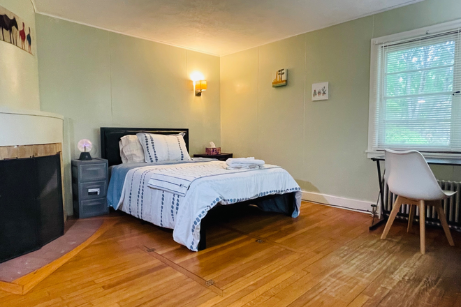 Bedroom with desk - 5 Mins Walk to UConn Campus-Bedroom House