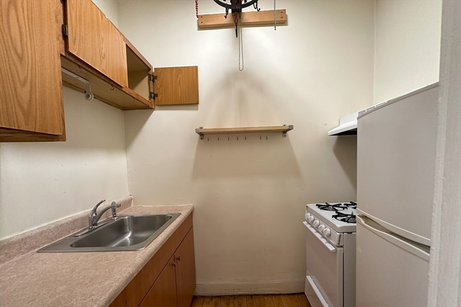 LIVING - LOCATION! 2 BED WITH HEAT AND HOT WATER INCLUDED!