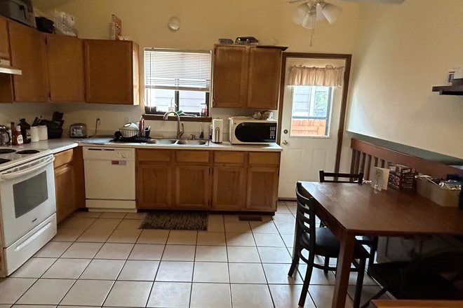 Kitchen - Grad/Undergrad housing 10 minutes from Regis House