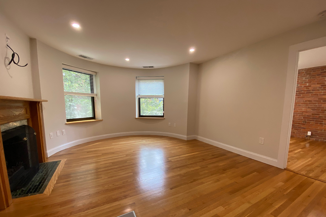 1 - GREAT location RENOVATED 1 bed on Gainsborough St Apartments