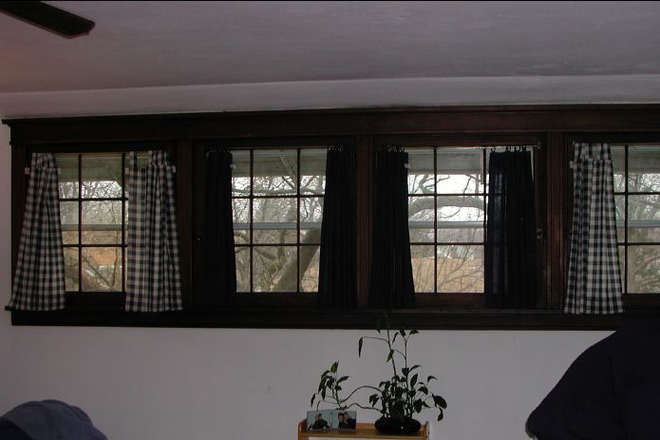 Living Room facing West - Vine St Rental, all utilities & internet included Apartments