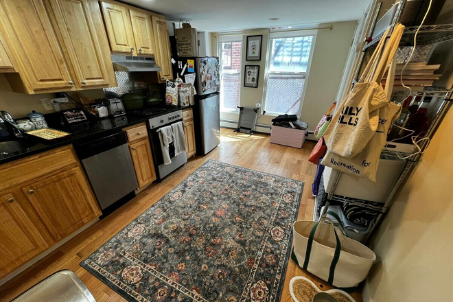 - - No Broker Fee!! Close to Campus! Large Studio w/ Laundry in Building Avail. 9/1/26!! Apartments